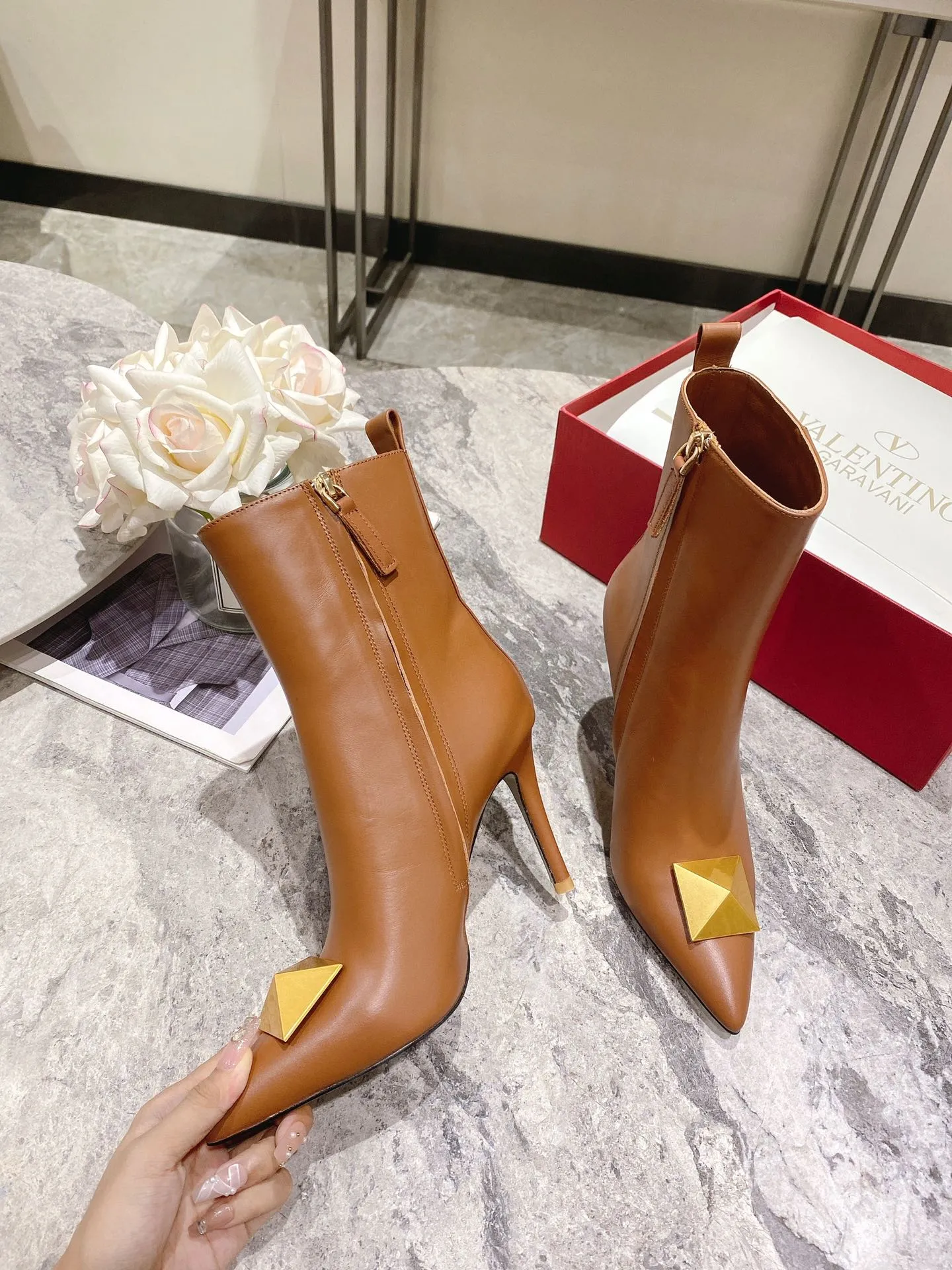 👟👟Ex-factory price 540👟👟 Genuine leather sole +40 [Valentino] Valentino autumn and winter fashion women's boots: comfortable and versatile, making your legs look longer! Fabric: Imported first-layer cowhide ⚡With inner zipper version ⚡The lining and feet are all high-end sheepskin! Outsole: There are two options: non-slip and wear-resistant rubber outsole and Italian leather outsole ~ equipped with Warren's [Pyramid] special buckle that will not rust. Number of yards: 35−41 (customized for sizes 34-42): rubber sole, - genuine leather sole +40